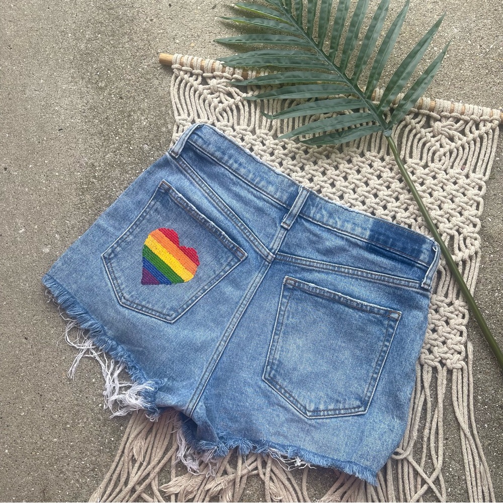 Abercrombie & Fitch Jean Shorts Size 27 /4 Mom Short High Rise Flip Heart Pocket
